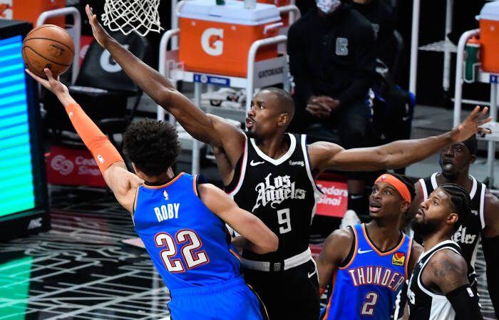 Penyerang Oklahoma City Thunder Isaiah Roby (22) mencoba mencetak angka melewati pemain tengah LA Clippers, Serge Ibaka (9). REUTERS/Roberts Hanashiro Penyerang Oklahoma City Thunder Isaiah Roby (22) mencoba mencetak angka melewati pemain tengah LA Clippers, Serge Ibaka (9)