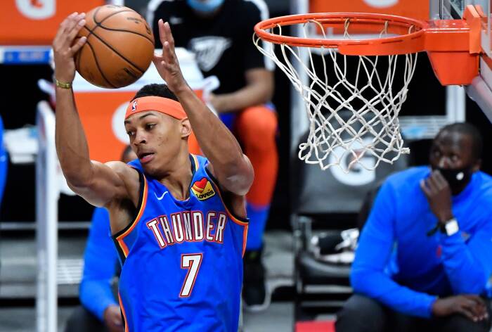 Penyerang Oklahoma City Thunder Darius Bazley (7) melakukan rebound (REUTERS/Robert Hanashiro) Penyerang Oklahoma City Thunder Darius Bazley (7) melakukan rebound