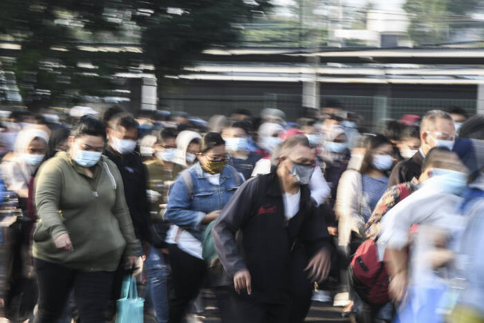 ANTARA FOTO/Fakhri Hermansyah Sejumlah calon penumpang berjalan menuju pintu masuk Stasiun Bekasi