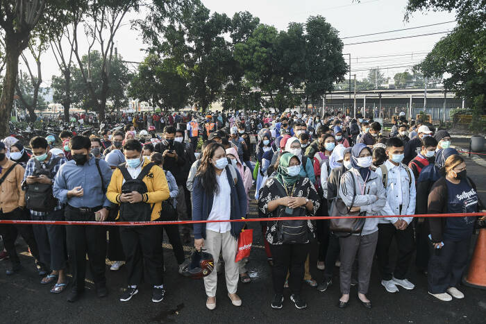 ANTARA FOTO/Fakhri Hermansyah Sejumlah calon penumpang berjalan menuju pintu masuk Stasiun Bekasi