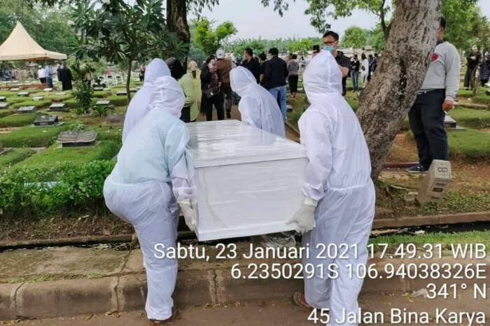 Pemakaman pasien COVID-19. (Instagram/@aniesbaswedan) kesedihan anies baswedan lihat jenazah covid-19 ditutup kain putih