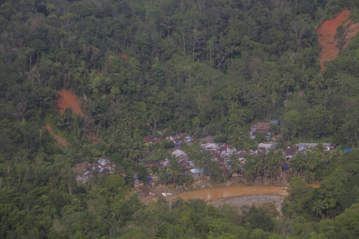 Foto udara kondisi sebuah desa di lereng pegunungan Meratus yang tampak longsor (ANTARA FOTO/Bayu Pratama S) Foto udara kondisi sebuah desa di lereng pegunungan Meratus yang tampak longsor