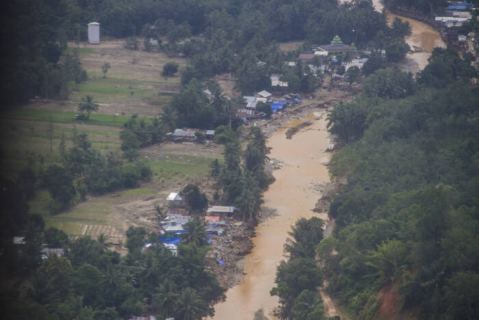 Foto udara kondisi sebuah desa yang luluh lantak akibat banjir bandang di Kabupaten Hulu Sungai Tengah (ANTARA FOTO/Bayu Pratama S) Foto udara kondisi sebuah desa yang luluh lantak akibat banjir bandang di Kabupaten Hulu Sungai Tengah (ANTARA FOTO/Bayu Pratama S)