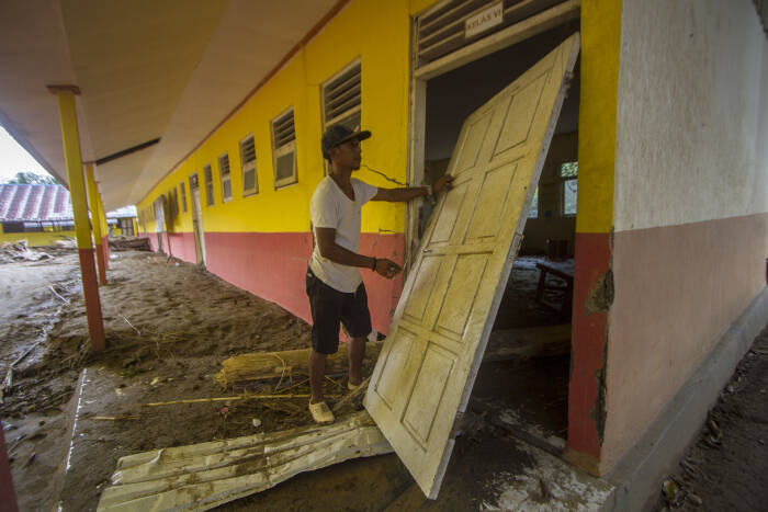 Warga melihat kondisi sebuah bangunan sekolah dasar negeri yang terdampak banjir bandang di Desa Datar Ajab (ANTARA FOTO/Bayu Pratama S) Warga melihat kondisi sebuah bangunan sekolah dasar negeri yang terdampak banjir bandang di Desa Datar Ajab