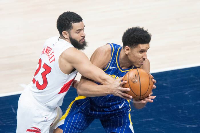 Guard Indiana Pacers Malcolm Brogdon (7) dijaga oleh guard Toronto Raptors Fred VanVleet (23). REUTERS/Trevor Ruszkowski Guard Indiana Pacers Malcolm Brogdon (7) dijaga oleh guard Toronto Raptors Fred VanVleet (23)