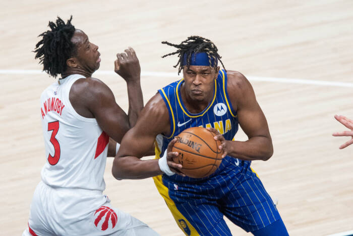 Center Indiana Pacers Myles Turner (33) menembak bola sementara penyerang Toronto Raptors OG Anunoby (3) bertahan (REUTERS/Trevor Ruszkowski Center Indiana Pacers Myles Turner (33) menembak bola sementara penyerang Toronto Raptors OG Anunoby (3) bertahan