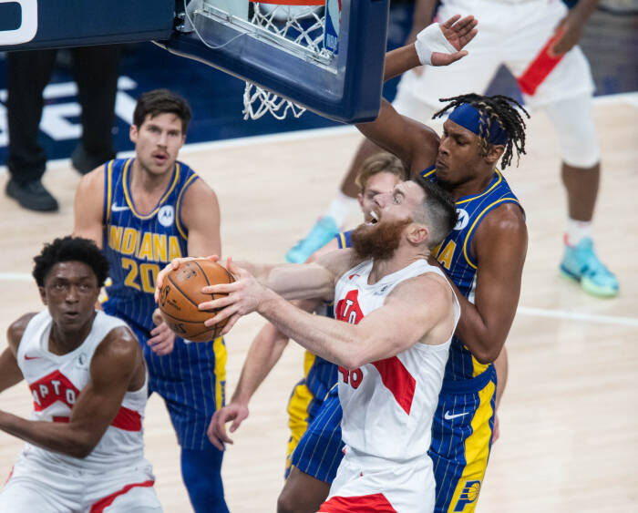 Center Toronto Raptors Aron Baynes (46) menembak (REUTERS/Trevor Ruszkowski) Center Toronto Raptors Aron Baynes (46) menembak