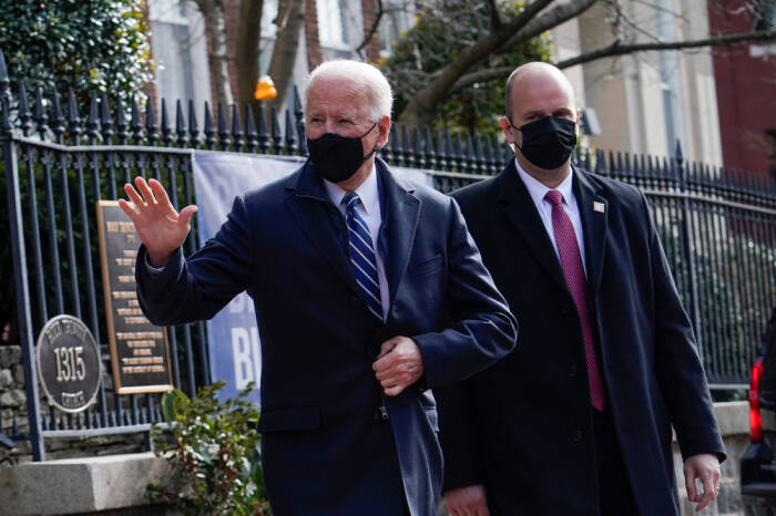 Presiden AS Joe Biden memberi isyarat saat dia meninggalkan Gereja Katolik Tritunggal Mahakudus di Washington. (Photo/REUTERS/Erin Scott) joe biden