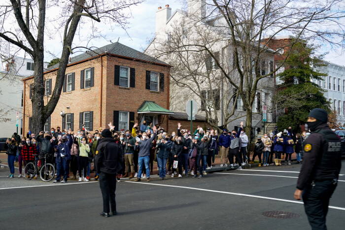 Para pengamat bereaksi ketika iring-iringan mobil Presiden AS Joe Biden meninggalkan Gereja Katolik Tritunggal Mahakudus di Washington. (Photo/REUTERS/Erin Scott) joe biden