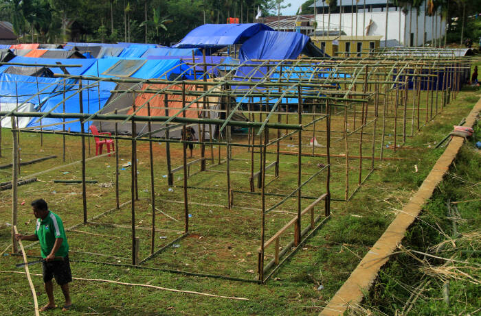 ANTARA FOTO/Akbar Tado Pekerja menyelesaikan pembuatan rumah hunian sementara di Desa Botteng Utara