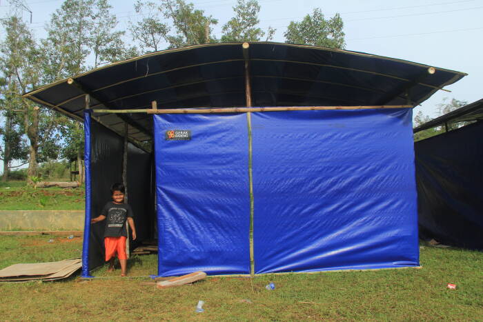ANTARA FOTO/Akbar Tado Pekerja menyelesaikan pembuatan rumah hunian sementara di Desa Botteng Utara