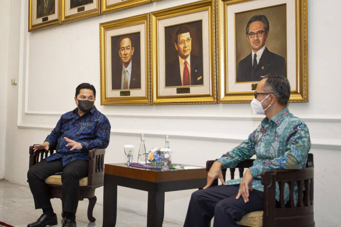 Menteri BUMN Erick Thohir (kiri) berbincang dengan Wakil Menteri Luar Negeri Mahendra Siregar (kanan). ANTARA FOTO/Dhemas Reviyanto Menteri BUMN Erick Thohir (kiri) berbincang dengan Wakil Menteri Luar Negeri Mahendra Siregar (kanan). ANTARA FOTO/Dhemas Reviyanto