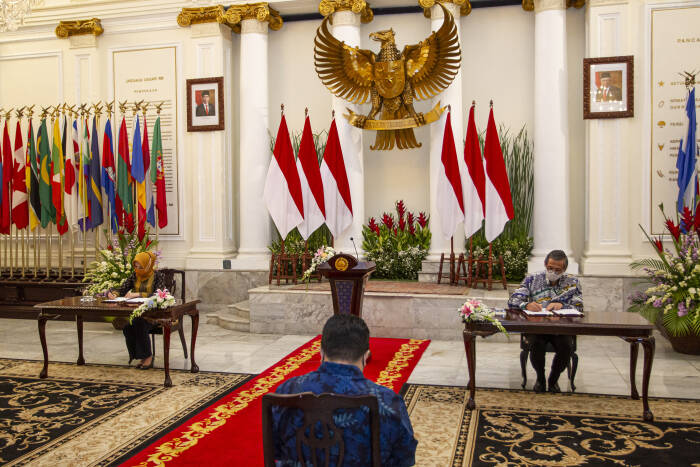 Menteri BUMN Erick Thohir (tengah) menyaksikan penandatanganan nota kesepahaman antara Sekretaris Jenderal Kementerian Luar Negeri Cecep Herawan (kanan) dan Direktur Utama PT Pertamina (Persero) Nicke Widyawati (kiri). ANTARA FOTO/Dhemas Reviyanto Menteri BUMN Erick Thohir (tengah) menyaksikan penandatanganan nota kesepahaman antara Sekretaris Jenderal Kementerian Luar Negeri Cecep Herawan (kanan) dan Direktur Utama PT Pertamina (Persero) Nicke Widyawati (kiri)