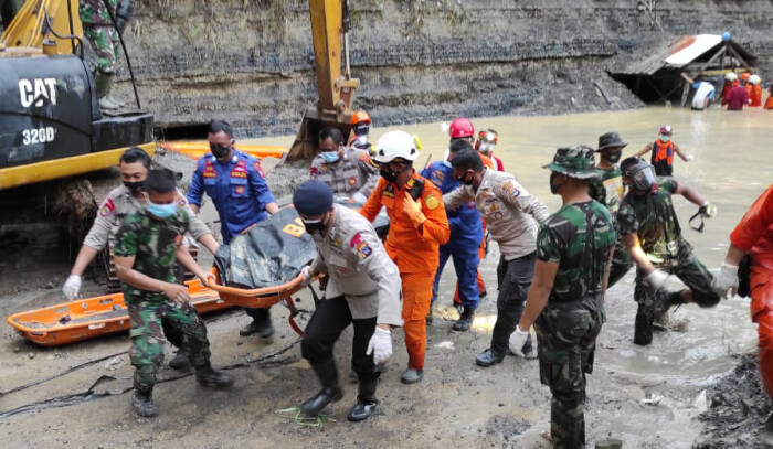 ANTARA FOTO/HO/Humas Basarnas Banjarmasin Tim Sar gabungan melakukan evakuasi korban di lokasi tanah longsor tambang Manualan di Kecamatan Mentewe