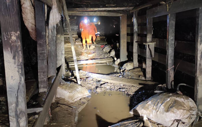 ANTARA FOTO/HO/Humas Basarnas Banjarmasin Tim Sar gabungan melakukan evakuasi korban di lokasi tanah longsor tambang Manualan di Kecamatan Mentewe