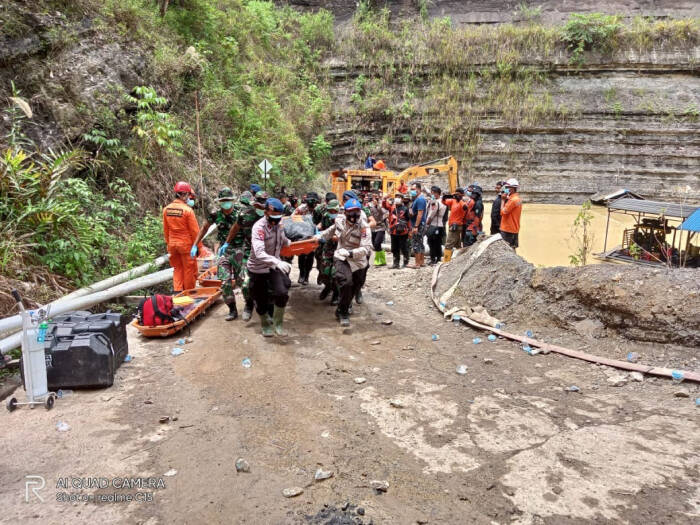 ANTARA FOTO/HO/Humas Basarnas Banjarmasin Tim Sar gabungan melakukan evakuasi korban di lokasi tanah longsor tambang Manualan di Kecamatan Mentewe