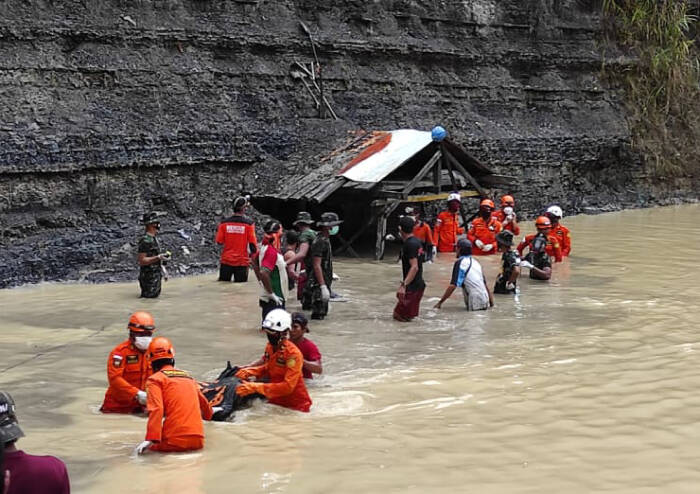 ANTARA FOTO/HO/Humas Basarnas Banjarmasin Tim Sar gabungan melakukan evakuasi korban di lokasi tanah longsor tambang Manualan di Kecamatan Mentewe