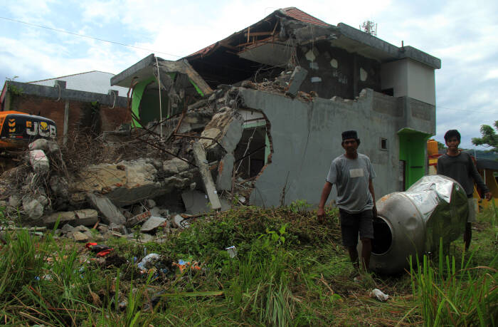 ANTARA FOTO / Akbar Tado Sejumlah warga mencari sisa barang di reruntuhan bangunan di Mamuju Sulawesi Barat