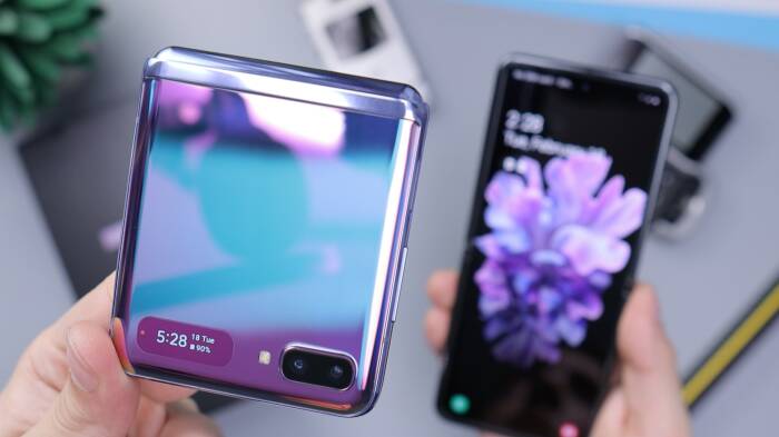 Tampilan smartphone lipat Samsung Galaxy Z Flip (photo/Unsplash/Daniel Romero) Tampilan smartphone lipat Samsung Galaxy Z Flip