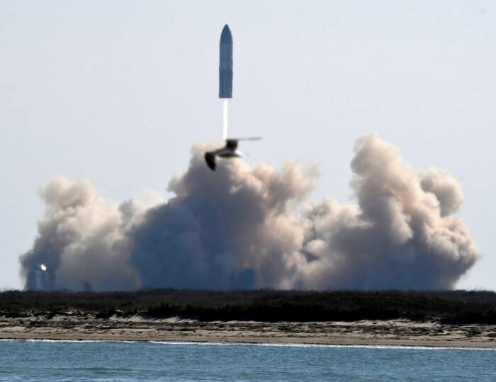 SpaceX meluncurkan Starship SN9 untuk uji terbang dari fasilitasnya di Boca Chica (REUTERS/Gene Blevins) SpaceX meluncurkan Starship SN9 untuk uji terbang dari fasilitasnya di Boca Chica
