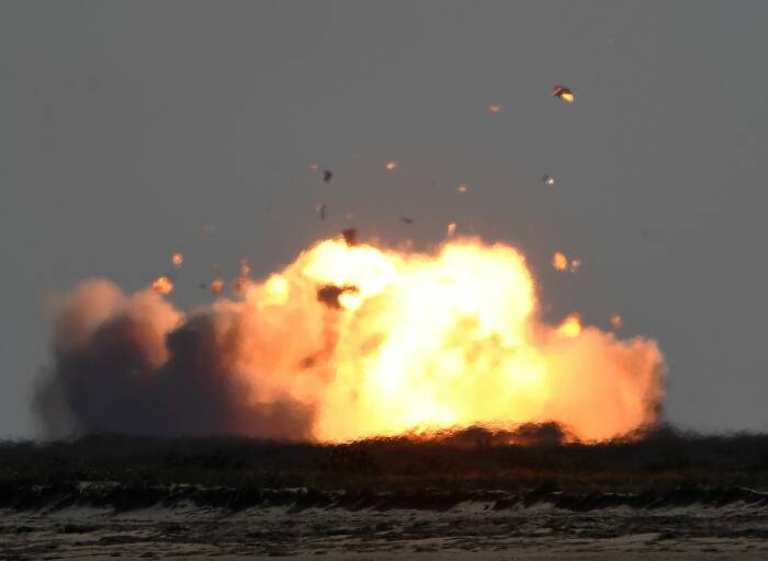 SpaceX Starship SN9 meledak menjadi bola api setelah uji terbang ketinggiannya dari fasilitas pengujian di Boca Chica (REUTERS/Gene Blevins) SpaceX Starship SN9 meledak menjadi bola api setelah uji terbang ketinggiannya dari fasilitas pengujian di Boca Chica (REUTERS/Gene Blevins)