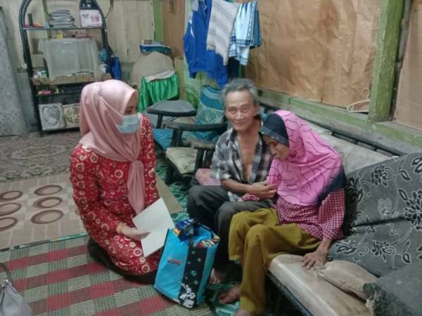 Pasangan lansia yang cuma bisa makan sehari sekali. (Photo/Sinar Harian) pasangan lansia