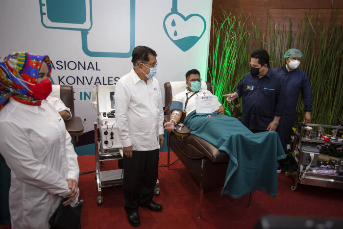 Menteri BUMN Erick Thohir (kedua kiri) bersama Ketua Umum PMI Jusuf Kalla (kiri). ANTARA FOTO/Dhemas Reviyanto) Menteri BUMN Erick Thohir (kedua kiri) bersama Ketua Umum PMI Jusuf Kalla (kiri)