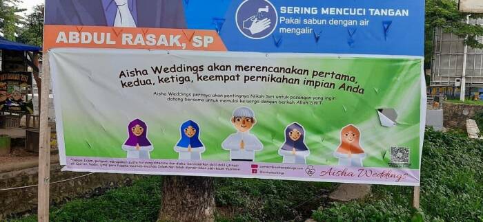 Spanduk Aisha Weddings di pohon. ist