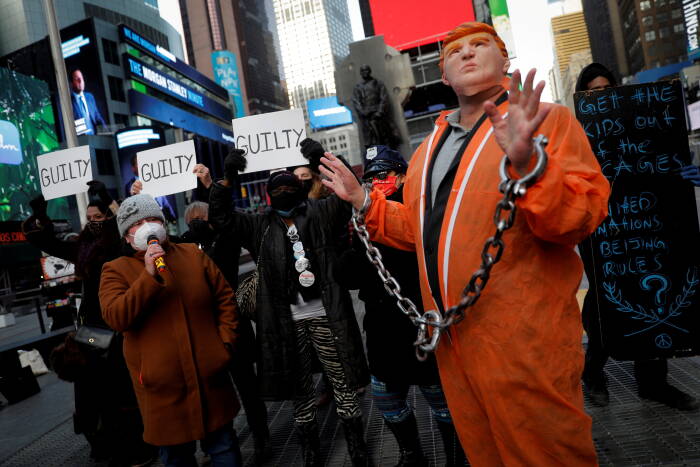 Seorang demonstran yang mengenakan topeng mantan Presiden AS Donald Trump dinyatakan bersalah selama demonstrasi "People