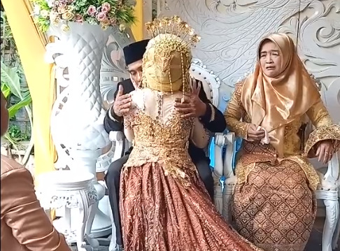 Mata ibu pengantin terkena tisu di bagian bulu matanya video viral, viral, pengantin