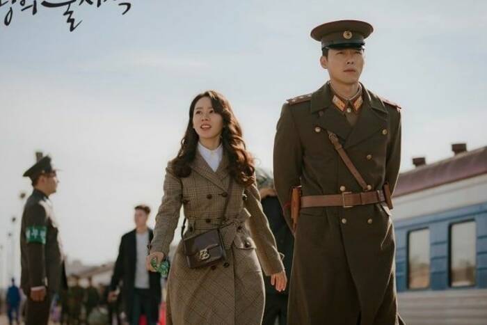 Hyun Bin dan Son Ye Jin dalam drama Crash Landing On You. (Soompi) hyun bin dan son ye jin jadi bintang iklan bareng