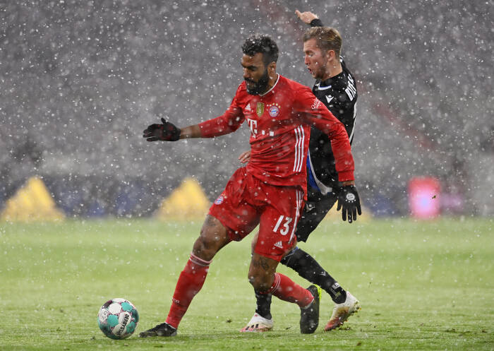 Eric Maxim Choupo-Moting dari Bayern Munich beraksi dengan Arminia Bielefeld Michel Vlap (REUTERS/Christof Stache) Eric Maxim Choupo-Moting dari Bayern Munich beraksi dengan Arminia Bielefeld Michel Vlap