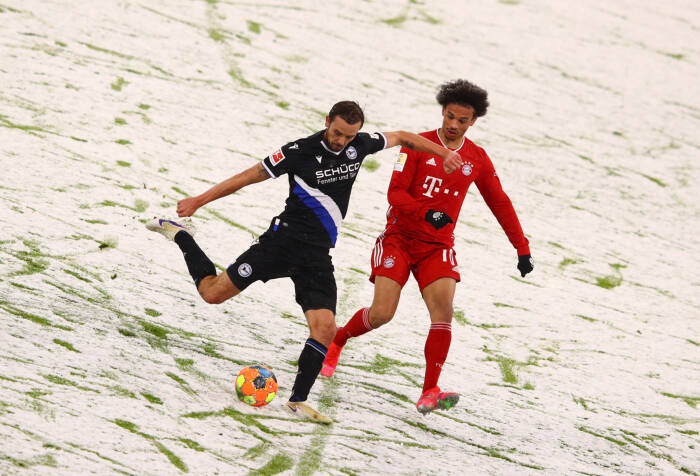 Manuel Prietl dari Arminia Bielefeld beraksi dengan Leroy Sane dari Bayern Munich (REUTERS/Adam Pretty) Manuel Prietl dari Arminia Bielefeld beraksi dengan Leroy Sane dari Bayern Munich