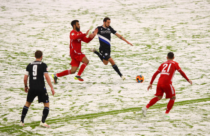 Arminia Bielefeld Manuel Prietl beraksi dengan Eric Maxim Choupo-Moting dari Bayern Munich (REUTERS/Adam Pretty) Arminia Bielefeld Manuel Prietl beraksi dengan Eric Maxim Choupo-Moting dari Bayern Munich