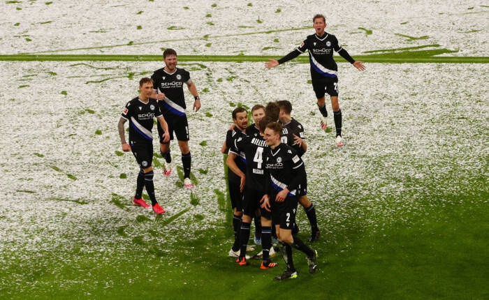 Arminia Bielefeld Amos Pieper merayakan mencetak gol kedua mereka dengan rekan satu tim (REUTERS/Adam Pretty) Arminia Bielefeld Amos Pieper merayakan mencetak gol kedua mereka dengan rekan satu tim