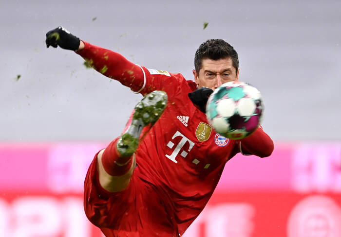 Robert Lewandowski dari Bayern Munich mencetak gol pertama mereka (REUTERS/Christof Stache) Robert Lewandowski dari Bayern Munich mencetak gol pertama mereka