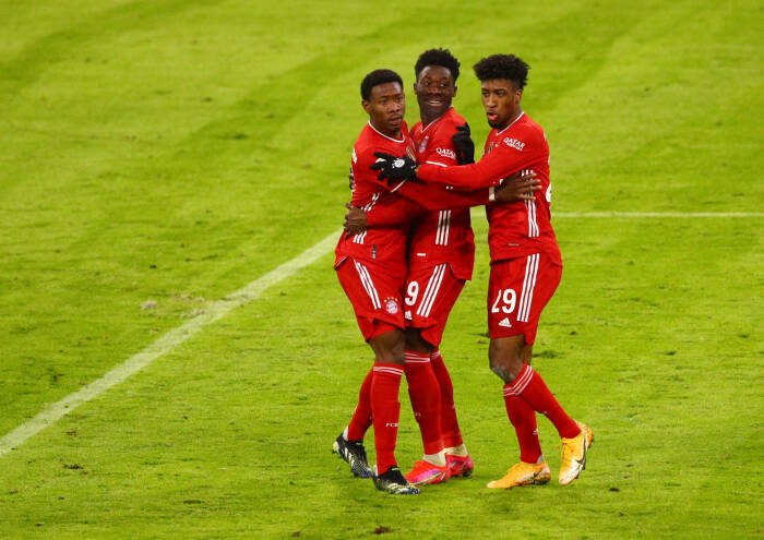 Alphonso Davies dari Bayern Munich merayakan mencetak gol ketiga mereka bersama Kingsley Coman dan David Alaba (REUTERS/Adam Pretty) Alphonso Davies dari Bayern Munich merayakan mencetak gol ketiga mereka bersama Kingsley Coman dan David Alaba