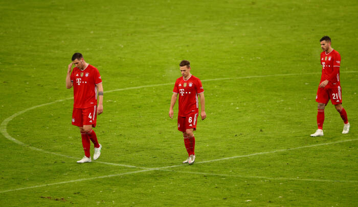 Niklas Sule dari Bayern Munich, Joshua Kimmich dan Lucas Hernandez terlihat sedih usai pertandingan (REUTERS/Adam Pretty) Niklas Sule dari Bayern Munich, Joshua Kimmich dan Lucas Hernandez terlihat sedih usai pertandingan