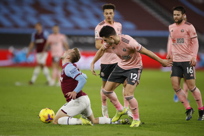 John Egan dari Sheffield United beraksi dengan Jarrod Bowen dari West Ham United (REUTERS/John Sibley) John Egan dari Sheffield United beraksi dengan Jarrod Bowen dari West Ham United