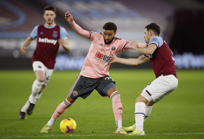 Jayden Bogle dari Sheffield United beraksi dengan Aaron Cresswell dari West Ham United (REUTERS/John Sibley) Jayden Bogle dari Sheffield United beraksi dengan Aaron Cresswell dari West Ham United