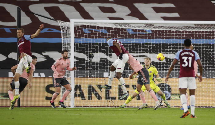 Issa Diop dari West Ham United mencetak gol kedua mereka (REUTERS/John Sibley) Issa Diop dari West Ham United mencetak gol kedua mereka