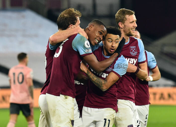 Issa Diop dari West Ham United merayakan mencetak gol kedua mereka bersama Jesse Lingard dan rekan satu timnya (REUTERS/Glyn Kirk) Issa Diop dari West Ham United merayakan mencetak gol kedua mereka bersama Jesse Lingard dan rekan satu timnya