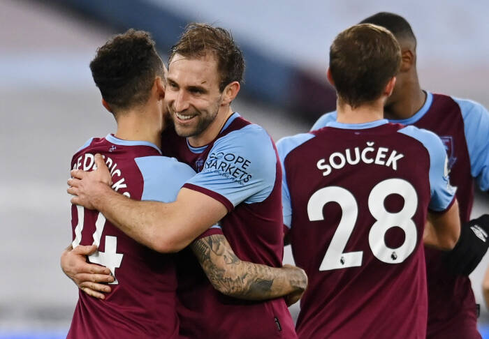 Ryan Fredericks dari West Ham United merayakan mencetak gol ketiga mereka bersama Craig Dawson dan rekan satu timnya (REUTERS/Glyn Kirk) Ryan Fredericks dari West Ham United merayakan mencetak gol ketiga mereka bersama Craig Dawson dan rekan satu timnya