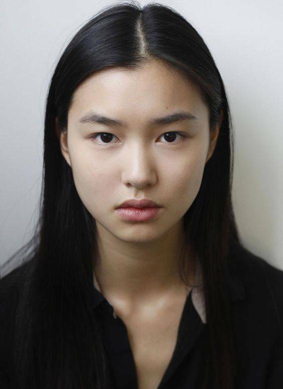 Rambut belah tengah. (Photo/Models) gaya rambut 30-an