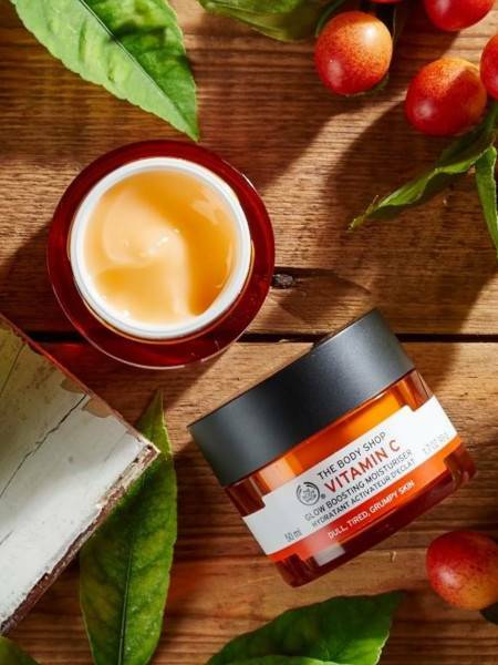 The Body Shop Vitamin C Glow Boosting Moisturiser (Foto: Instagram/thebodyshopindo) Bahan Skincare yang Ampuh Mencerahkan Wajah Kusam