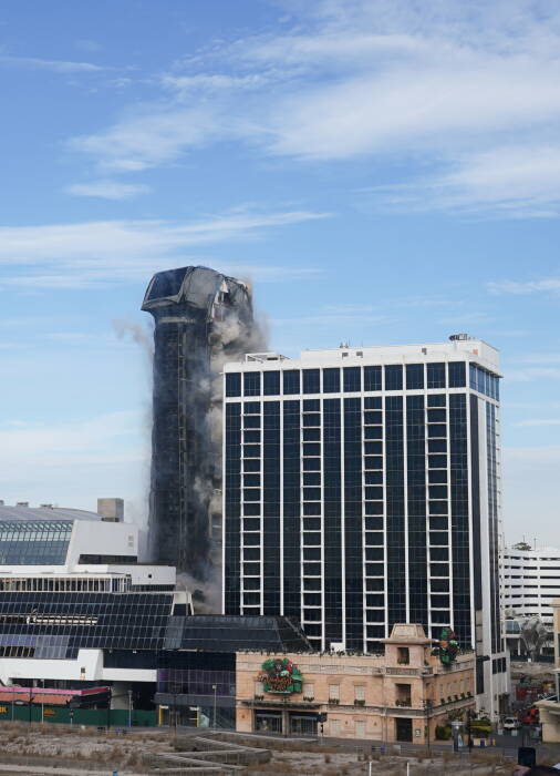 REUTERS/Carlo Allegri Trump Plaza Casino runtuh setelah pembongkaran terkendali di Atlantic City