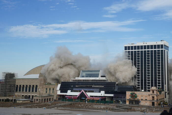 REUTERS/Carlo Allegri Trump Plaza Casino runtuh setelah pembongkaran terkendali di Atlantic City
