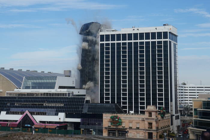 REUTERS/Carlo Allegri Trump Plaza Casino runtuh setelah pembongkaran terkendali di Atlantic City