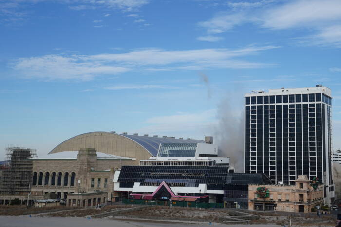 REUTERS/Carlo Allegri Trump Plaza Casino runtuh setelah pembongkaran terkendali di Atlantic City