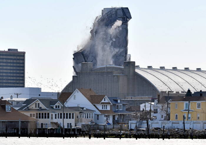 REUTERS/Adam Monacelli/Courier-Post Trump Plaza Casino runtuh setelah pembongkaran terkendali di Atlantic City